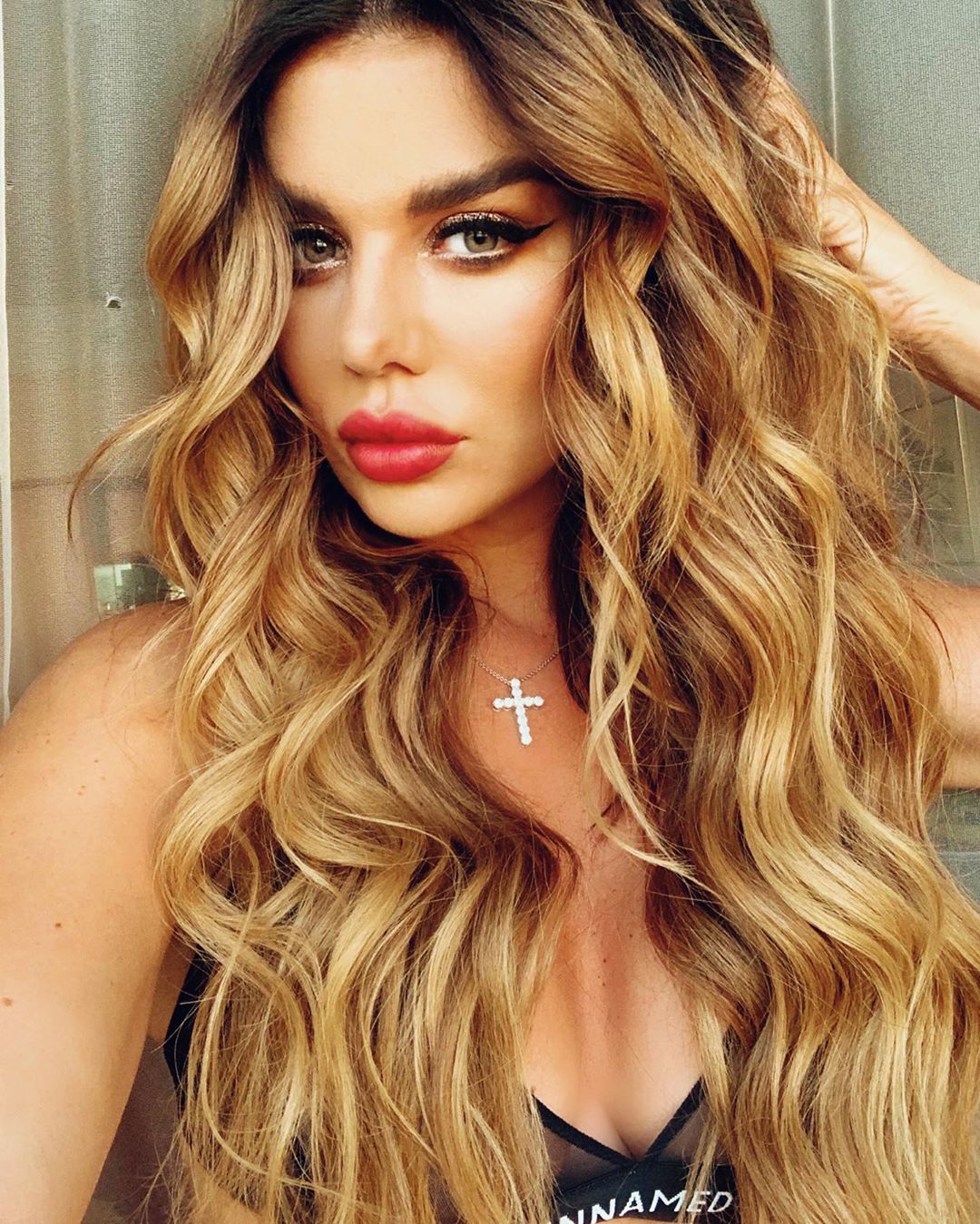 "Поза сили": Анна Сєдокова навчила простому способу для підвищення самооцінки