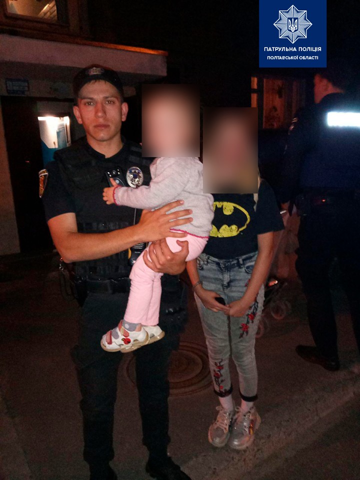 Испуганные и одинокие: в Полтаве пьяная мать оставила детей ночью на остановке