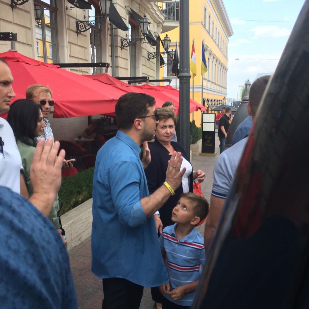 Зеленский в черных очках пришел на "Лигу смеха": появились фото