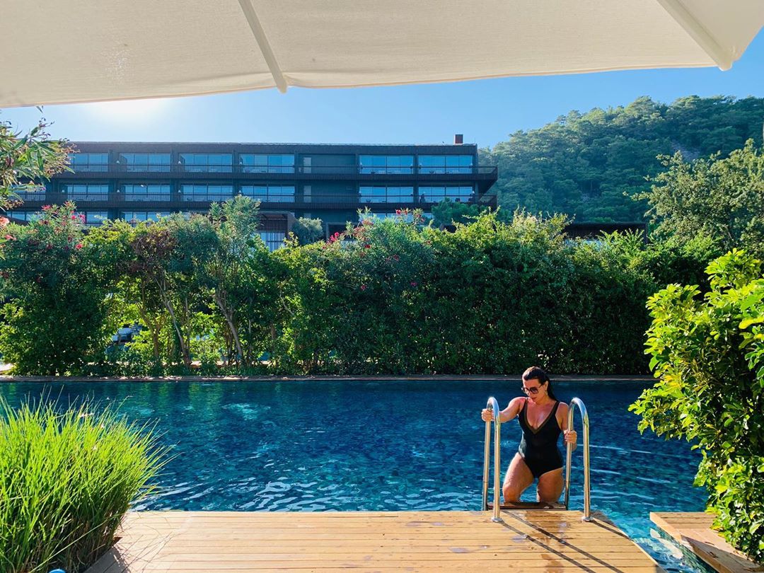 "Дівчина Бонда": дружина MONATIK'а зачарувала "гарячою" фігурою в купальнику