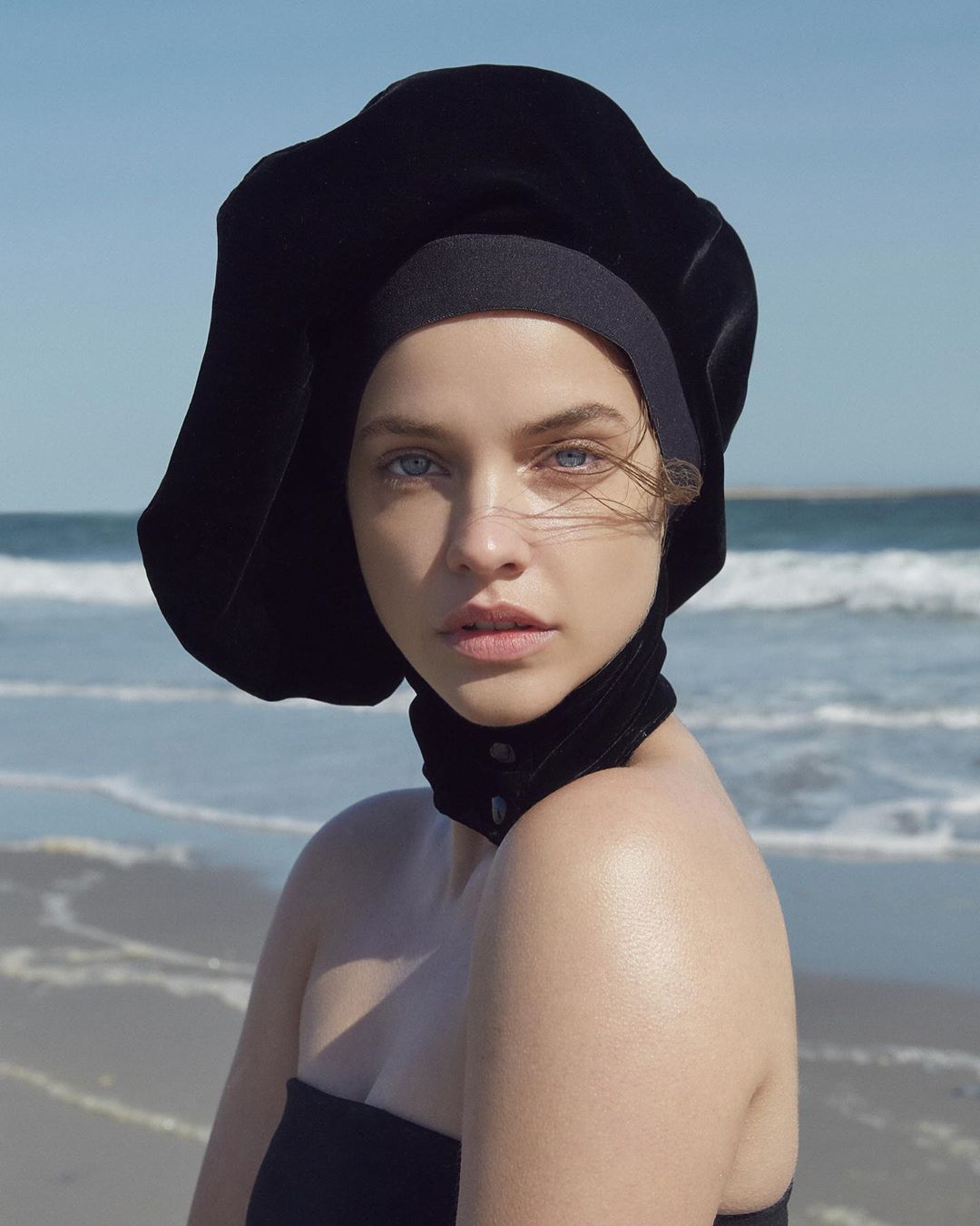 "Ангел" Victoria's Secret Барбара Палвин подчеркнула пышные формы стильными нарядами