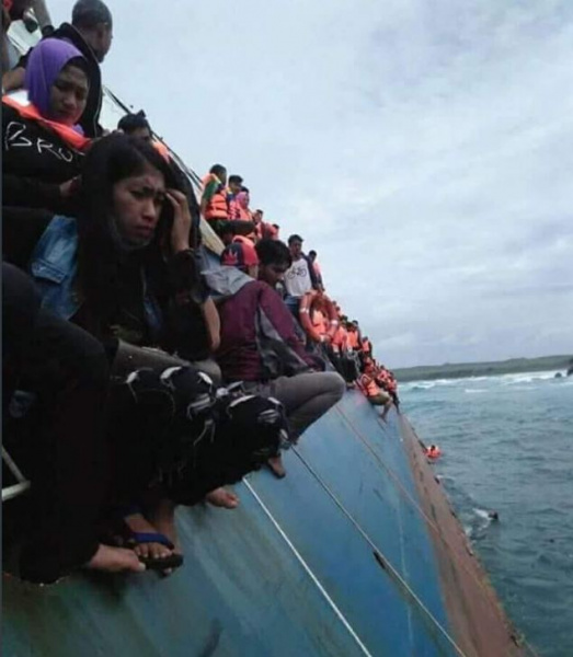 В Индонезии в результате крушения парома погибли почти 30 человек