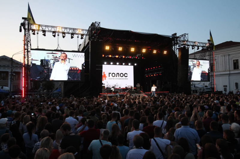 Зрелища вместо хлеба: как на концертах в Киеве агитировали накануне выборов в Раду