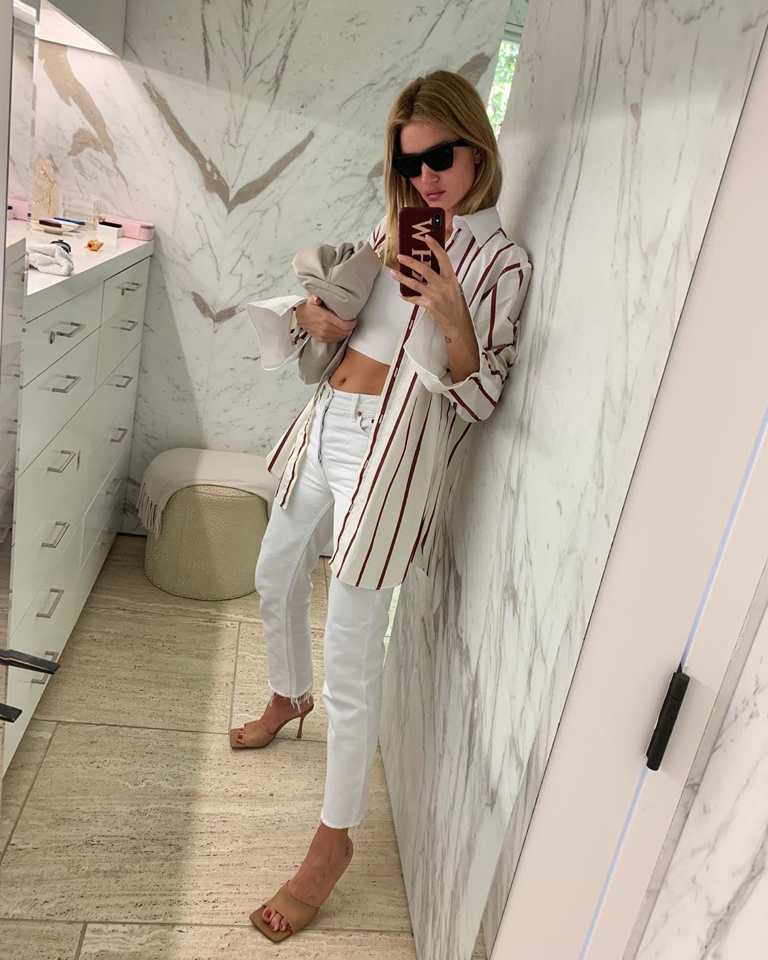 Уроки стиля: Роузи Хантингтон-Уайтли показала, как носить трендовые вещи сезона