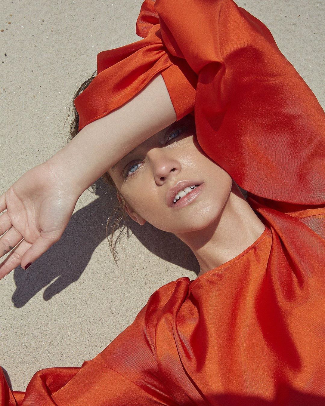 "Ангел" Victoria's Secret Барбара Палвин подчеркнула пышные формы стильными нарядами