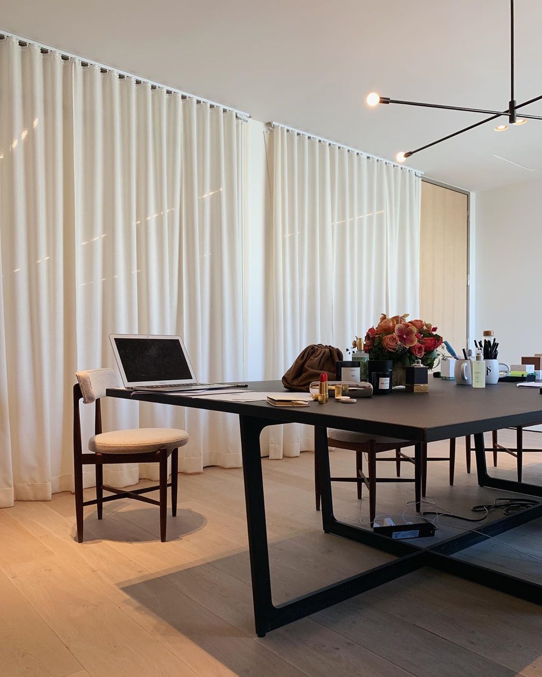 Просто і ефектно: бездоганний офісний образ від Роузі Хантінгтон-Уайтлі