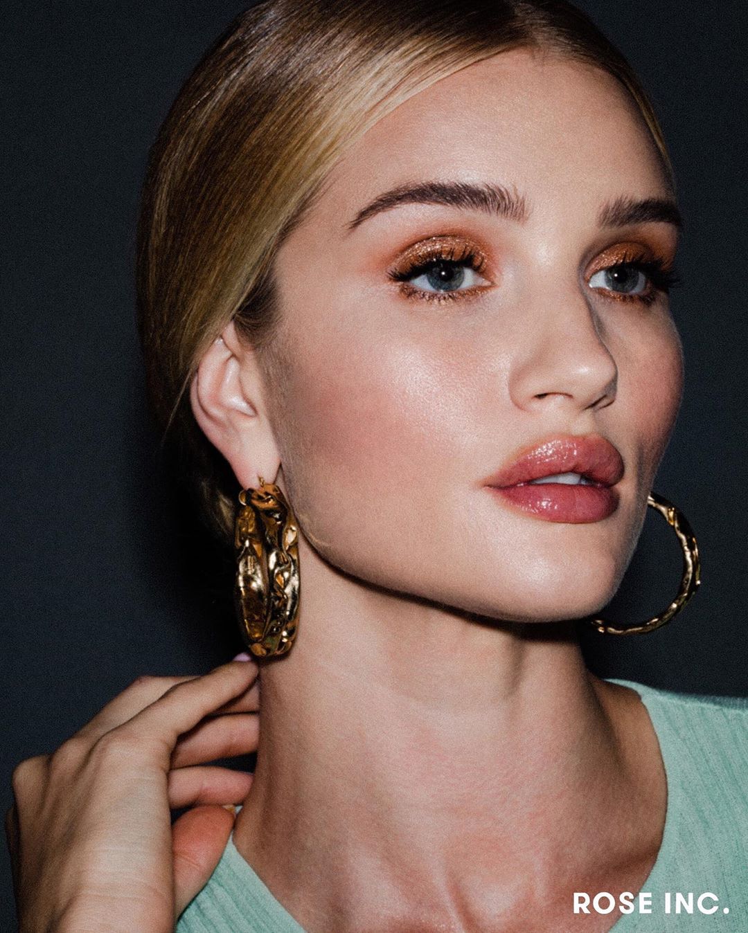 Она идеальна: Роузи Хантингтон-Уайтли восхитила новым чувственным образом