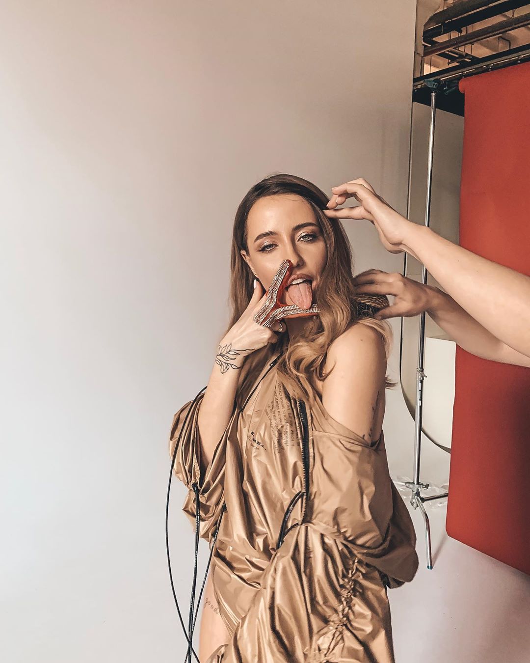 "Хейтерам посвящается": Надя Дорофеева удивила поклонников странным жестом