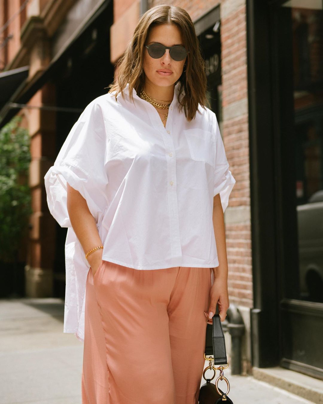 Просто вау! Розкішна Ешлі Грем вийшла в світ у стильному вбранні