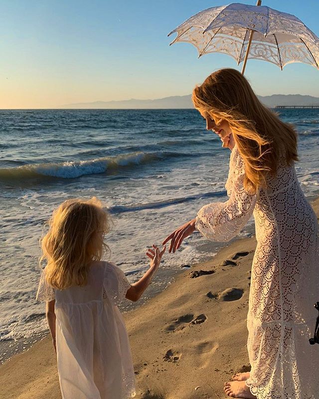 Тина Кароль соблазняет стройными ножками в наряде с экстремальным разрезом