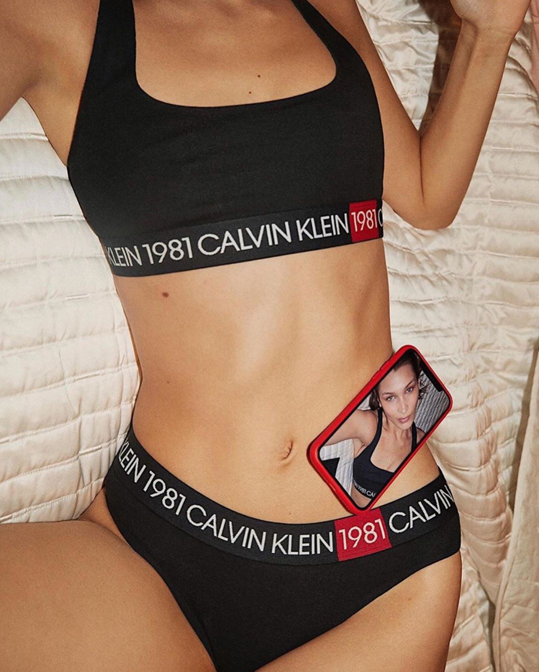 Слишком горячо! Белла Хадид показала откровенные кадры в нижнем белье