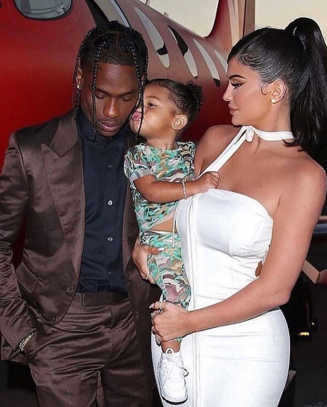 Вся семья в сборе: роскошная Кайли Дженнер блистает на красной дорожке с  возлюбленным и дочерью