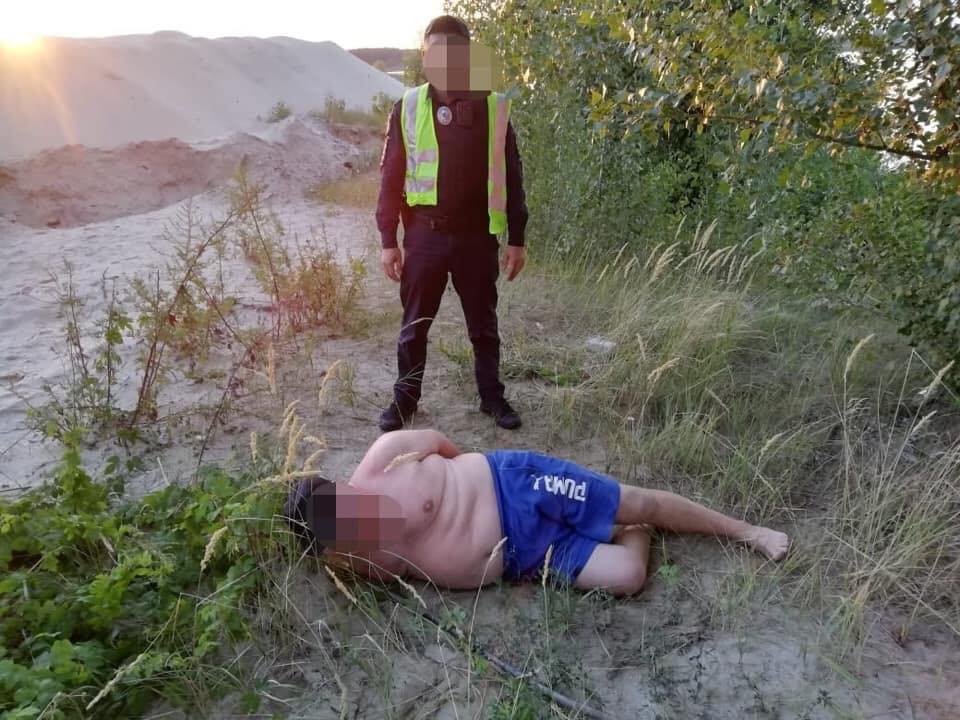 Под Киевом мужчина семь раз выстрелил в человека и скрылся: все подробности