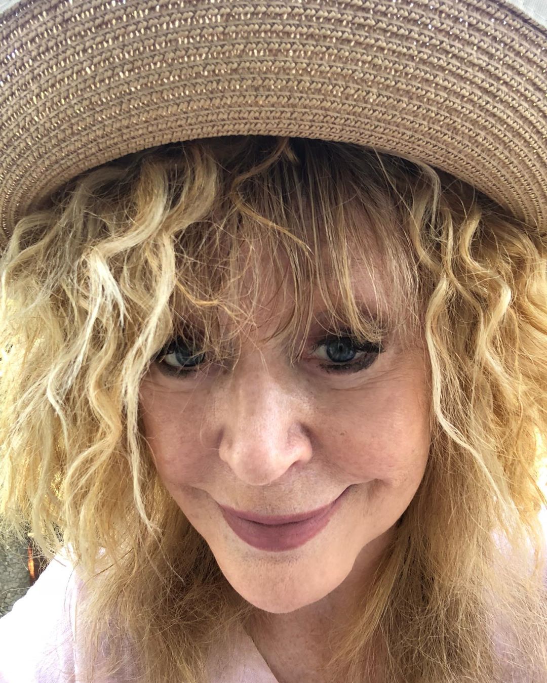 Пугачова у веснянках спантеличила фанатів молодим виглядом