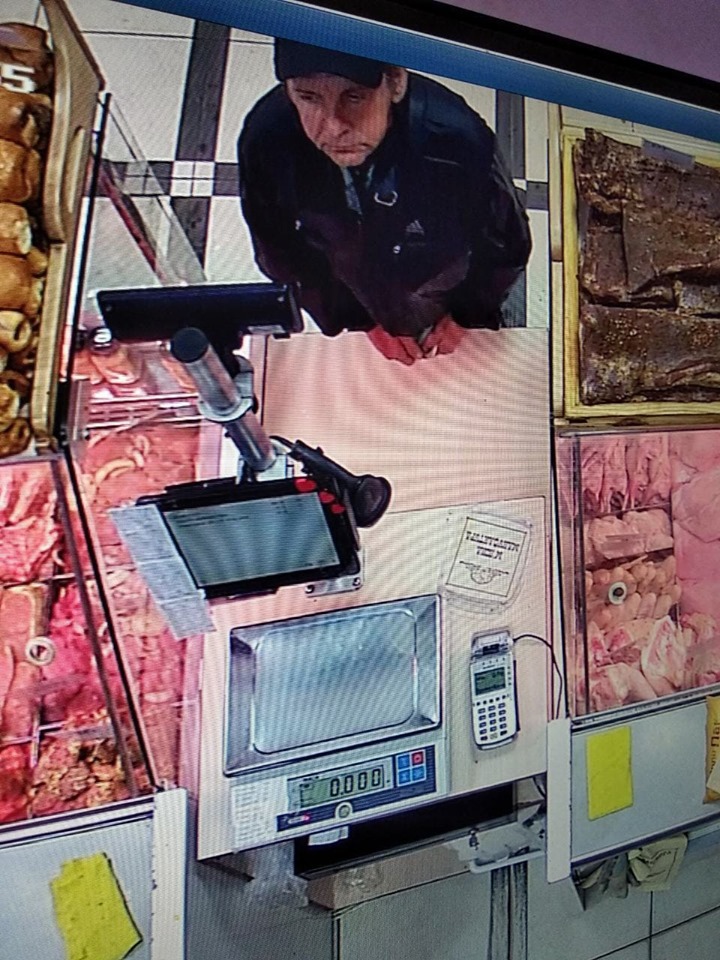 В Кривом Роге мужчина ограбил онкобольную девочку и попал на видео