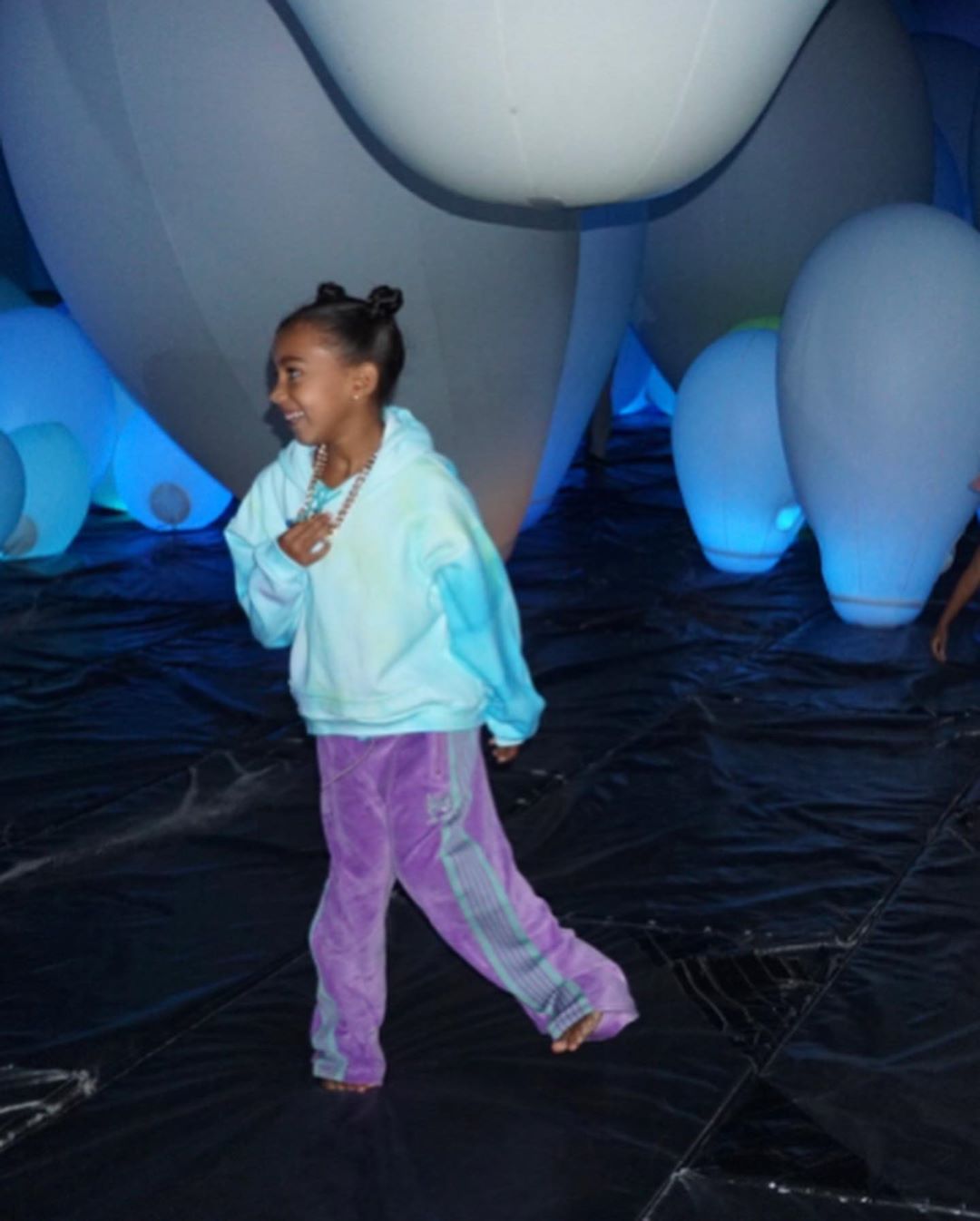 Вся в маму! Кім Кардашьян захопила мережу стильним вбранням своєї 6-річної доньки