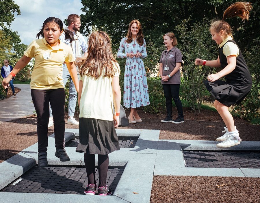 Само очарование: Кейт Миддлтон удивила незапланированным выходом в свет в женственном наряде