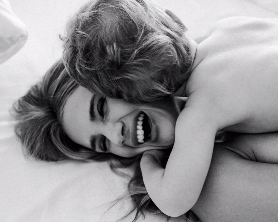 Весь в папу: Роузи Хантингтон-Уайтли показала, чем увлекается ее 2-летний сын от Джейсона Стетхэма