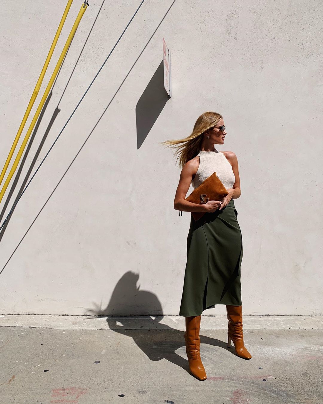 Формируем осенний гардероб: Роузи Хантигтон-Уайтли демонстрирует любимые вещи сезона