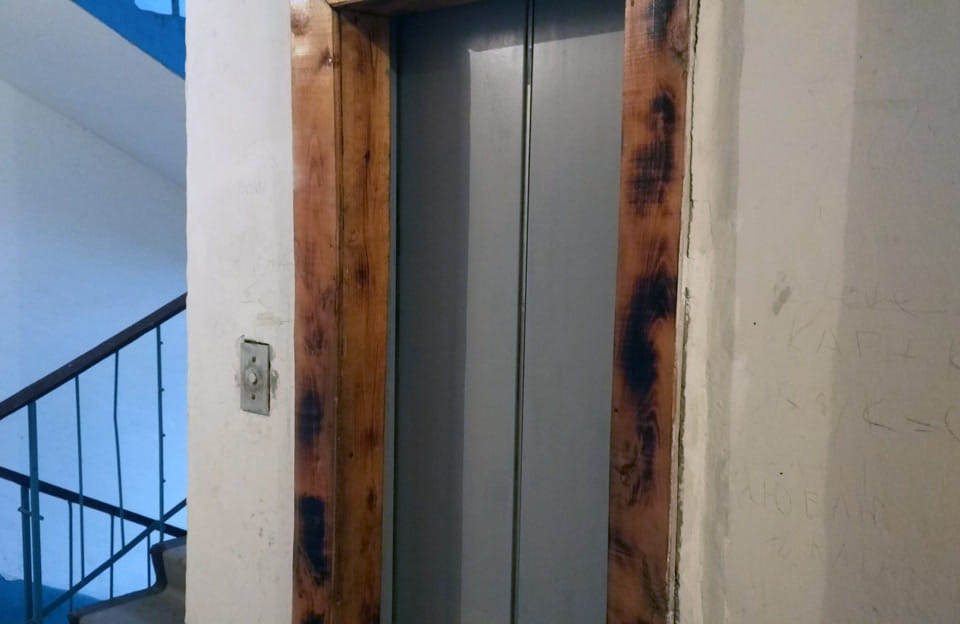 В Днепре оборвался лифт с человеком: никто из соседей не захотел помочь пострадавшей