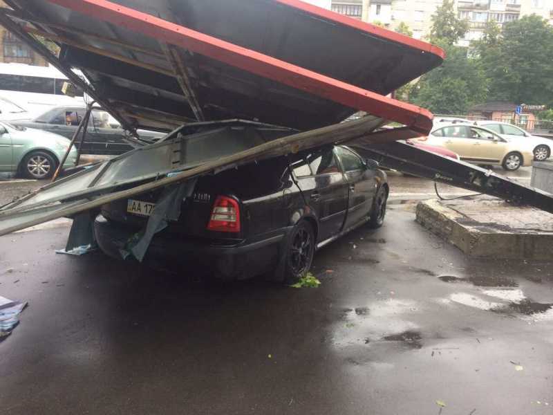 У Києві через зливу затопило Солом'янський суд