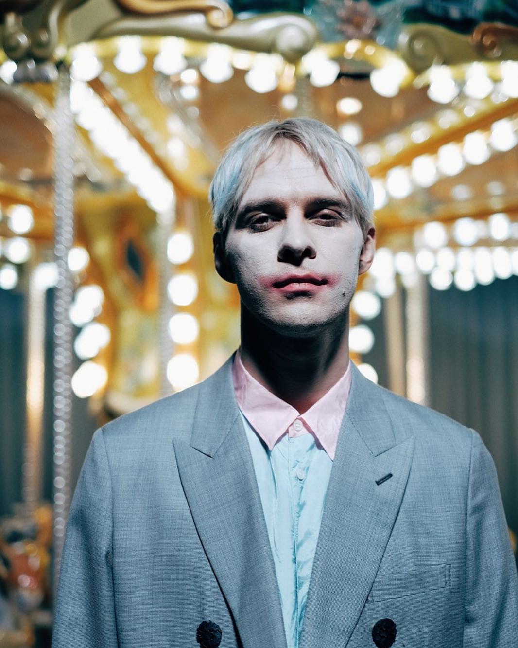 Макс Барских примерил необычный образ и рассказал о дружбе в шоубизе