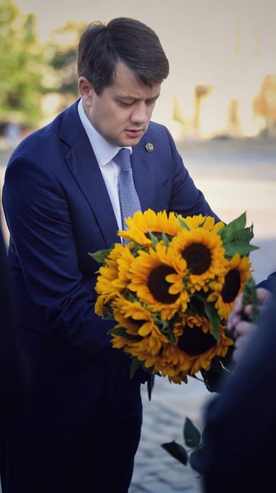 Разумков розплакався після спілкування з матерями загиблих на Донбасі (фото)