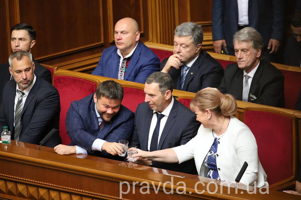 Гранована склянка в руці: як Богдан відзначив перший день в Раді (фото)