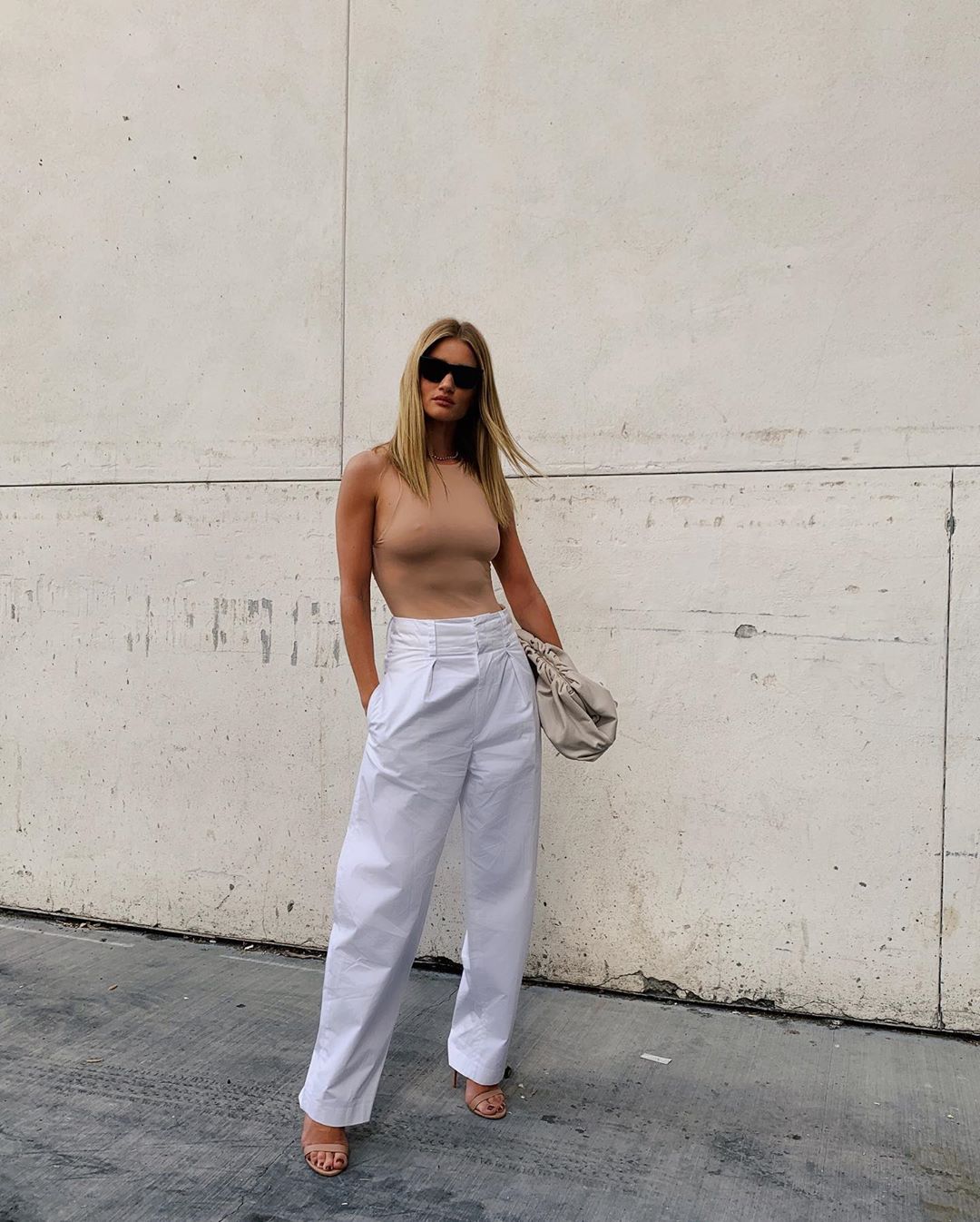 Икона стиля: Роузи Хантингтон-Уайтли демонстрирует безупречный образ для бизнес-леди