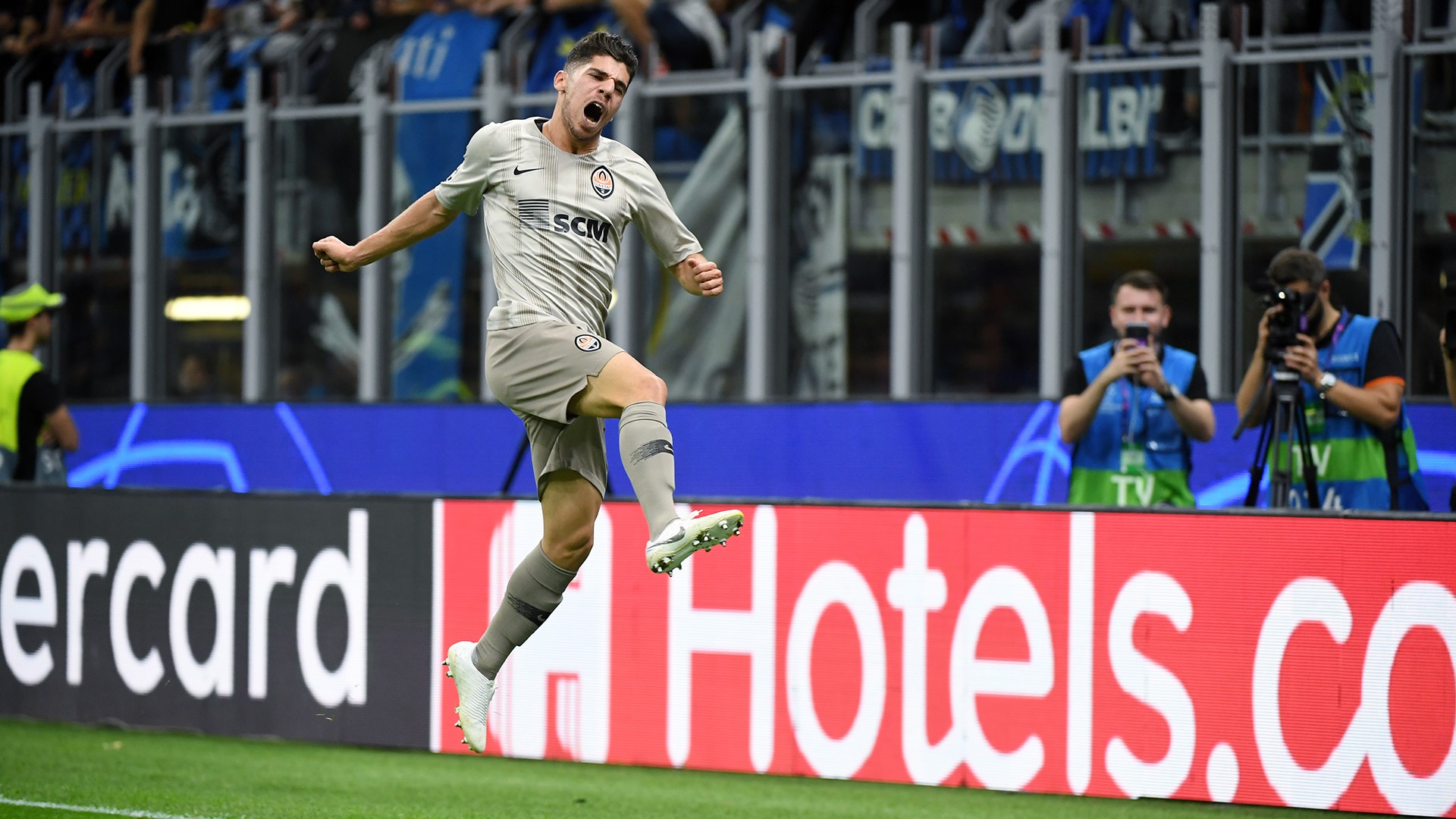 Украинский комментатор сорвал голос после невероятного гола (видео)