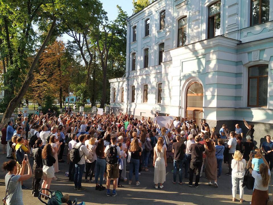 Уляна Супрун с битой в руках попрощалась с украинцами: фото и видео