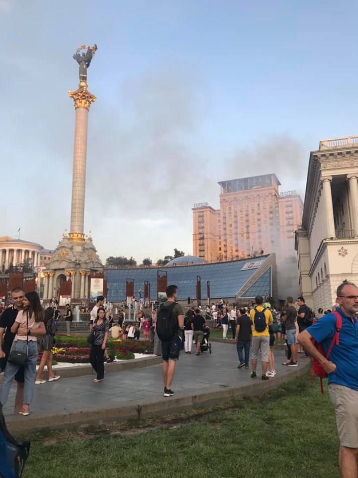 Майдан заволокло дымом: в центре Киева произошел пожар (видео)