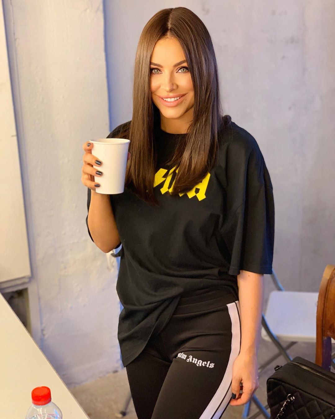 Ани Лорак в трениках и футболке "взорвала" сеть влюбленными глазами