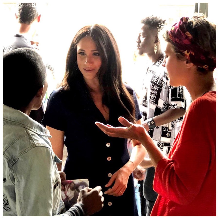 Прекрасна з ніг до голови: Меган Маркл підкорила стильним виходом і стрункістю