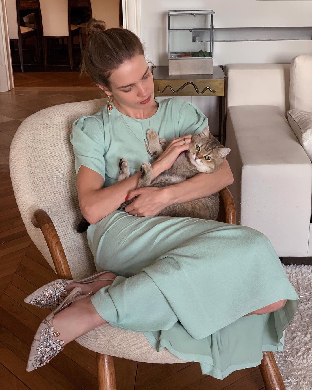 Простое платье и вязаные носки: Наталья Водянова показала, в чем ходит дома