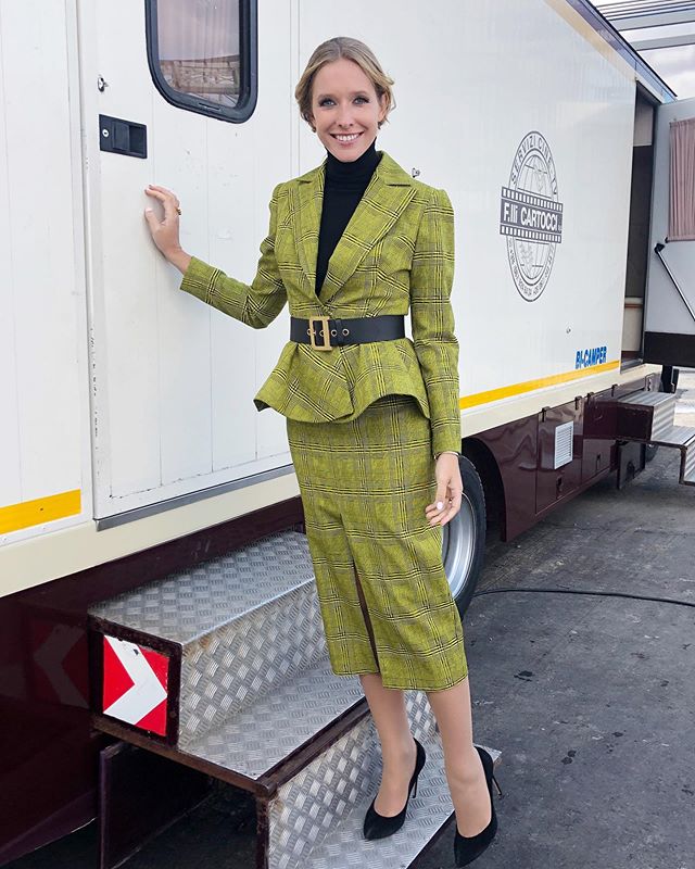 Ах, как хороша! Катя Осадчая восхитила элегантным нарядом с тредовым принтом