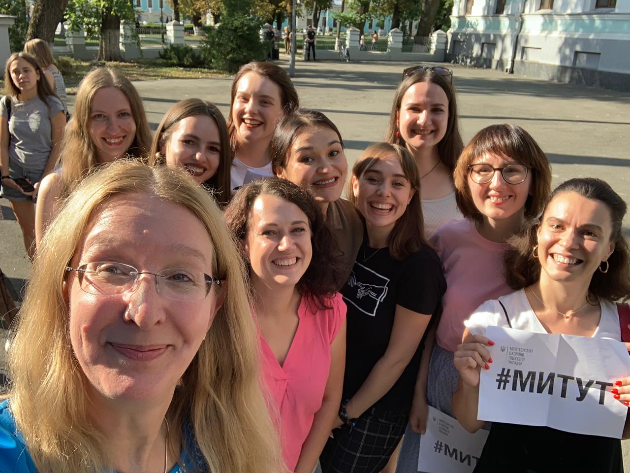 Уляна Супрун с битой в руках попрощалась с украинцами: фото и видео