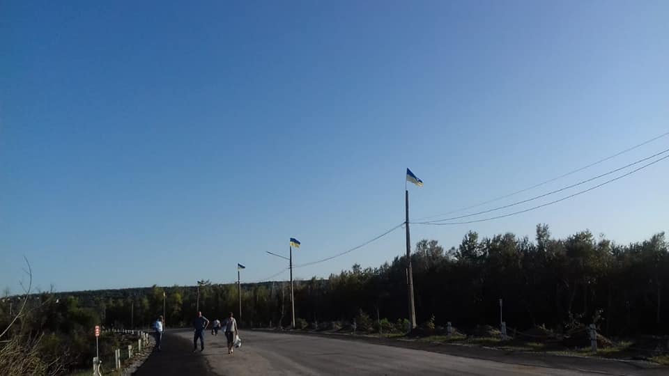 В Станице Луганской вернули на место украинские флаги (яркие фото)