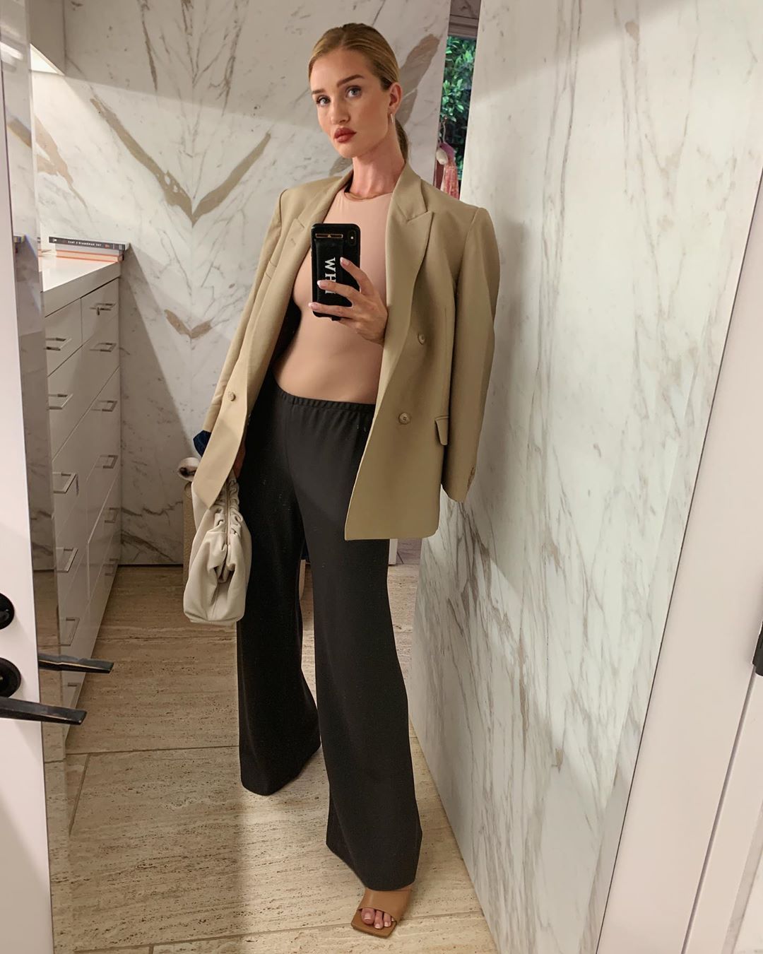 Яркие будни: Роузи Хантингтон-Уайтли показывает 4 нескучных образа для офиса