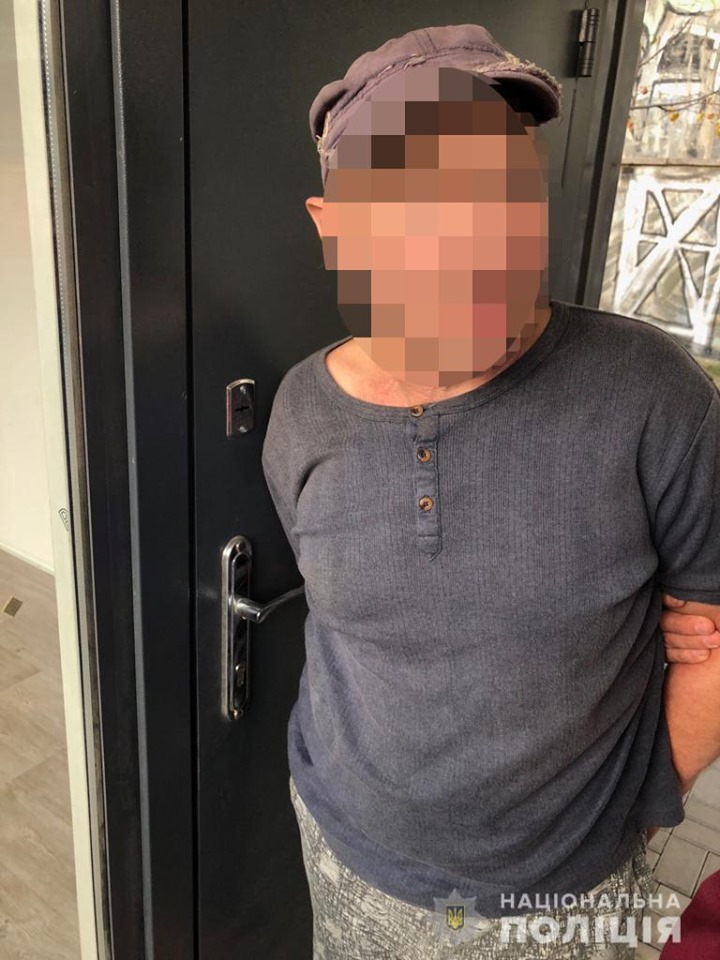 В Киеве мужчину пырнули ножом в спину: он сделал замечание компании