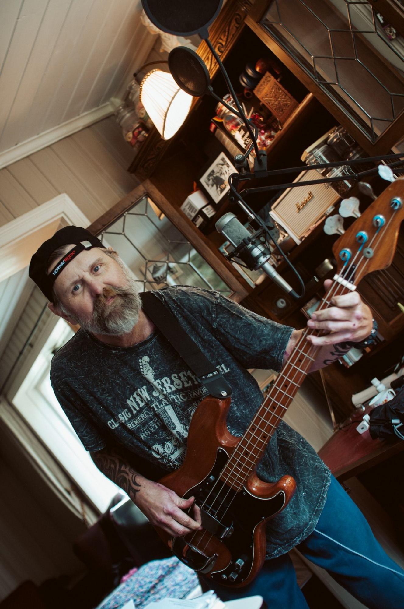 Легендарный музыкант умер на руках у жены: названа неожиданная причина смерти