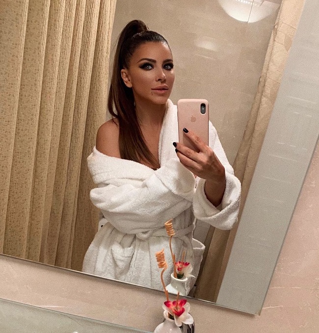 Отфотошопилась под Кардашьян: Ани Лорак обескуражила снимком в одном халате