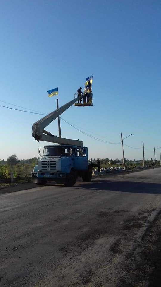 В Станице Луганской вернули на место украинские флаги (яркие фото)