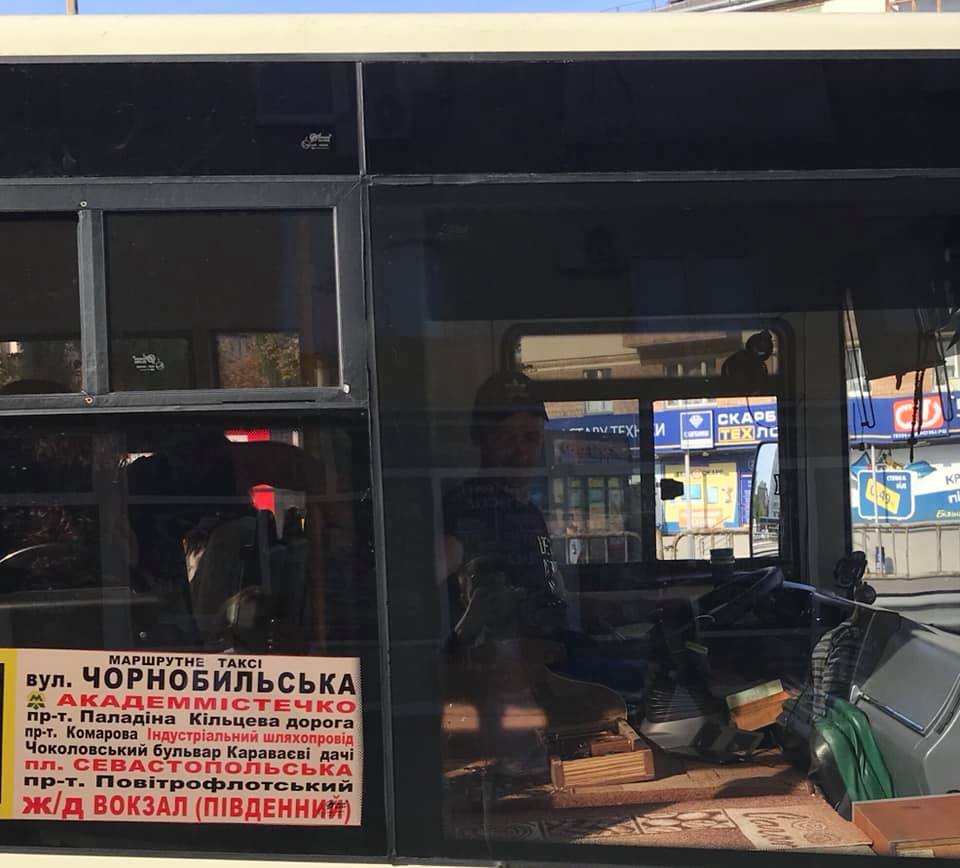 Не нравится, выйди: в Киеве маршрутчик устроил скандал с пассажирами