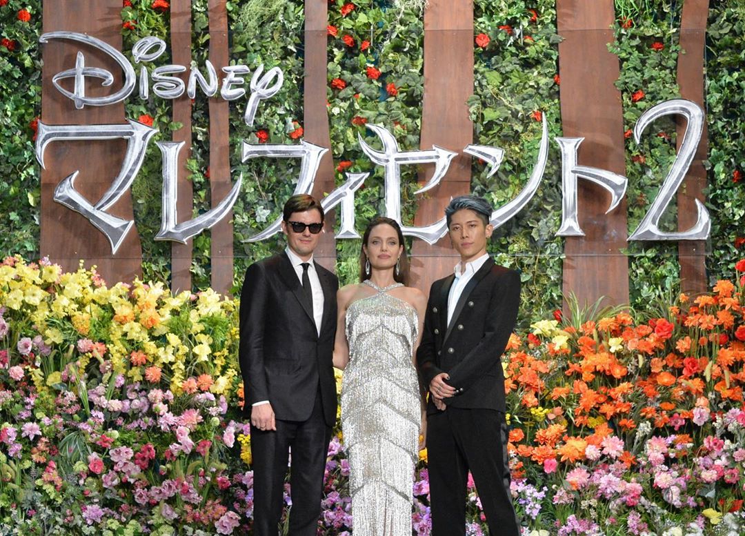 Эталон красоты: Анджелина Джоли покорила сеть стройной фигурой в блестящем платье