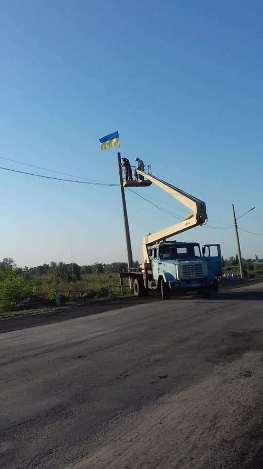 В Станице Луганской вернули на место украинские флаги (яркие фото)