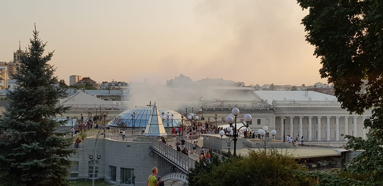 Майдан заволокло дымом: в центре Киева произошел пожар (видео)