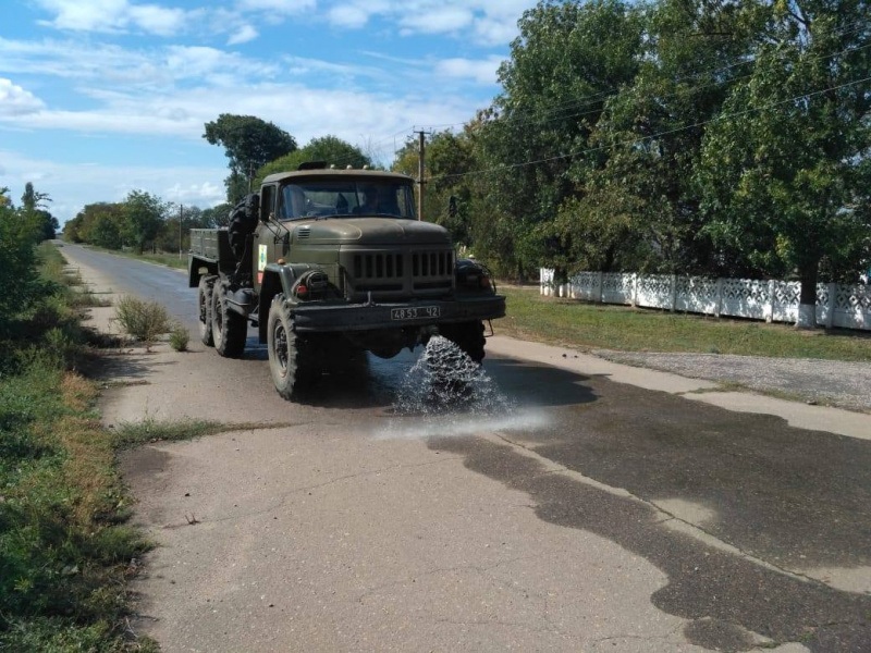Выбросы "Крымского титана": в Херсонской области очистили 220 км дорог