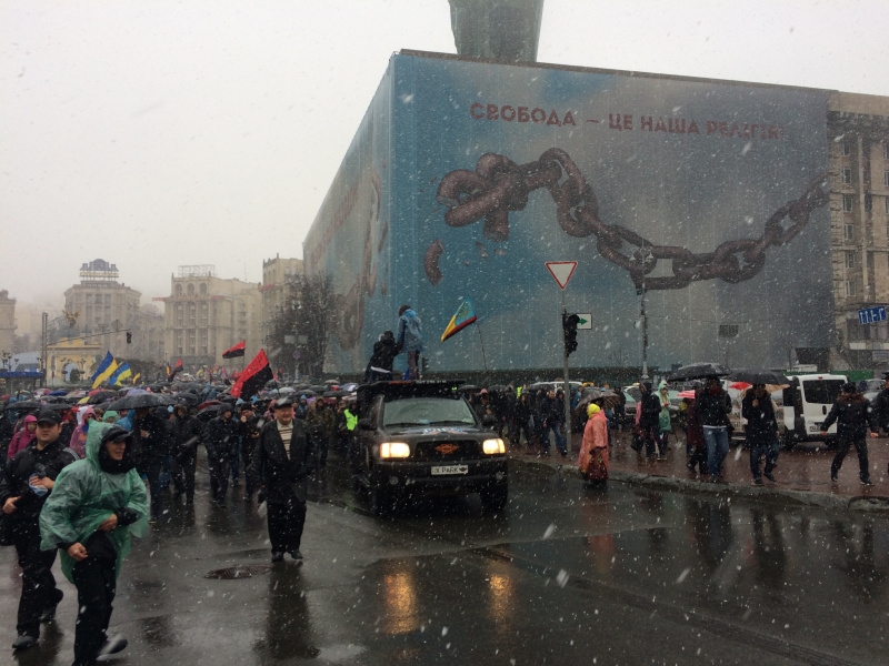 В Киеве на Михайловской площади начался "Марш возмущенных"