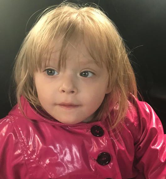 Кинув в магазині: у Львові горе-батько довірив 3-річну дочку "другу" (фото)